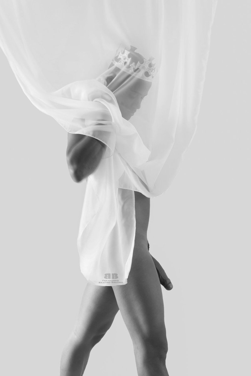 OH, THE KING IS NAKED!
De la serie MASQUERADE 
#Ryal #photography #art #photographicart #fineart #gym #FitnessMotivation #men