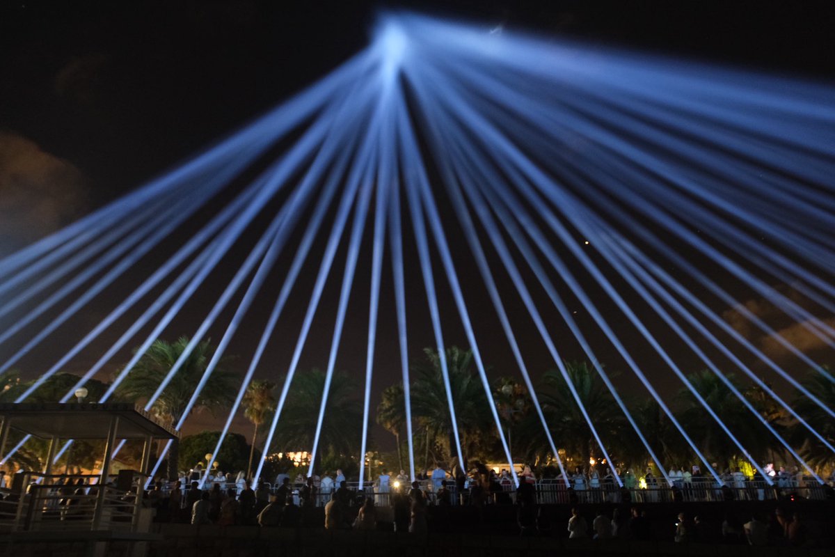 86 faisceaux en mémoire des 86 vies ôtées par la barbarie cette nuit du 14 juillet 2016.
N’oublions jamais.