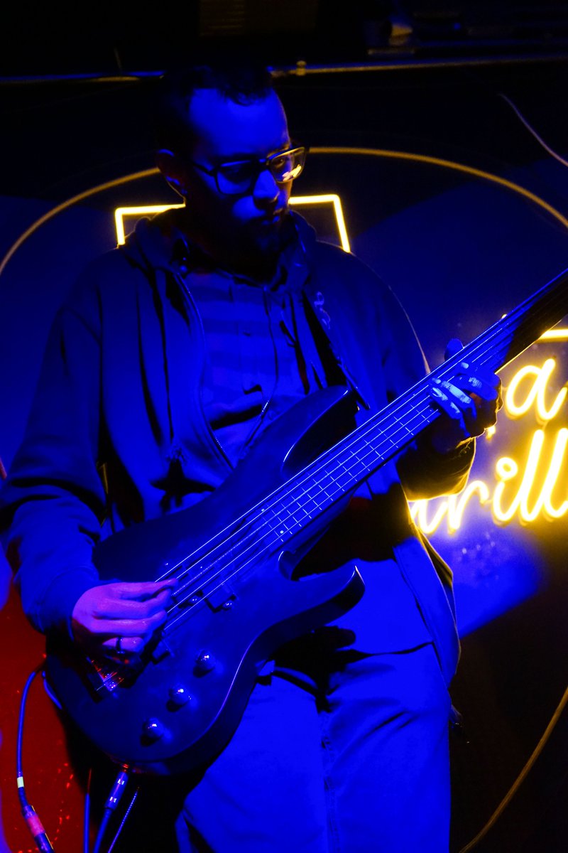 av_amsterdam's tweet photo. El pasado 2 de julio en La Puerta Amarilla, nuestro bajista Xeloco se mandó las líneas de bajo más enérgicas de la noche en barlapuertaamarilla. 🔥🎸 Les dejamos este recuerdo fotográfico de ese momentazo.
.
.
.
.
#músicachilena #lareina #avenidaamsterdam #bandasdechile https://t.co/rHA83G9Rsh