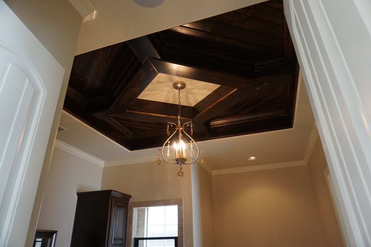 amarillobuilder's tweet image. Custom ceilings that make a statement. ✨
This detailed woodwork and chandelier combo adds instant luxury to your home.
Crafted with care by Paul Tiffany Homes.
📞 Call 806-676-4839
🔗 bit.ly/PaulTiffanyHom…
#PaulTiffanyHomes #LuxuryHomes #CustomCeiling #InteriorDesign