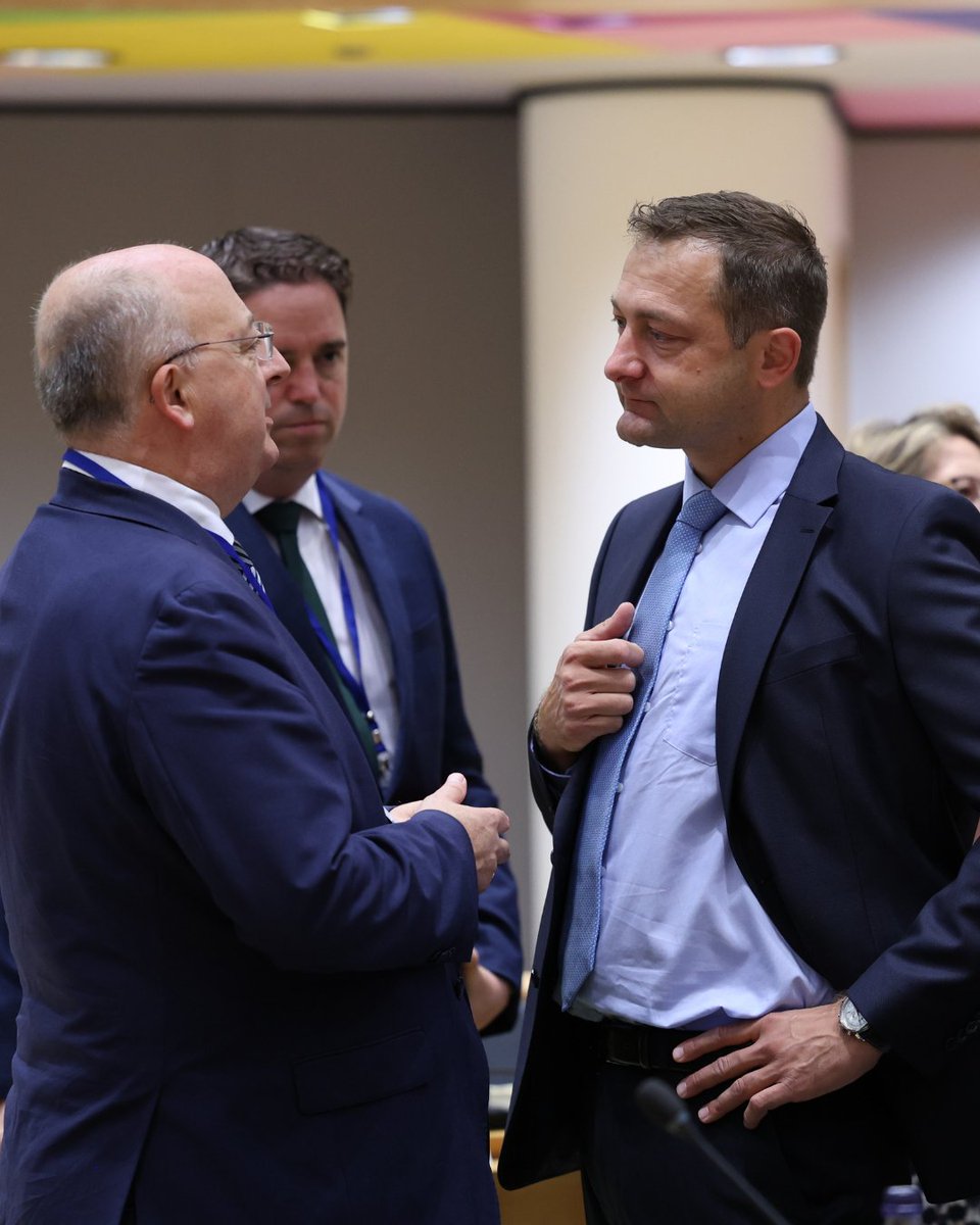 Em #Bruxelas, à margem do Conselho #AGRIFISH, entreguei ao Comissário Europeu da Agricultura e Setor Alimentar, Christophe Hansen, o Plano de Ação para o Douro.

As nossas medidas são destinadas aos produtores, sobretudo aos pequenos produtores. Este plano dá continuidade ao
