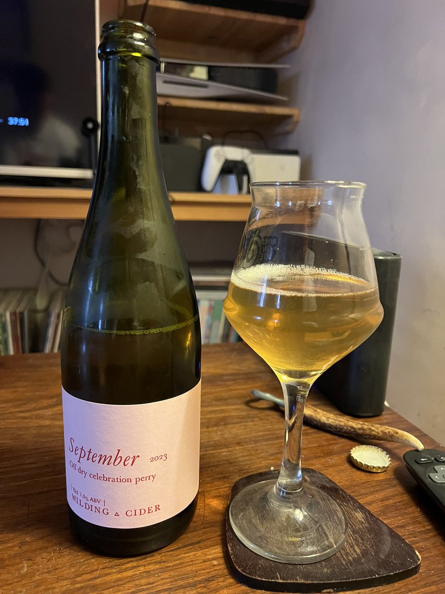 jackabuss's tweet photo. Happy Ridiculously Good Perry Monday with this new early season orchard blend, September 2023 from @wildingcider via @catintheglass. Jasmine and geranium on the nose, strawberries & cream (faintly) on the palate. Right lush 🍐 :)X #rgpm https://t.co/feZNrjXgtb