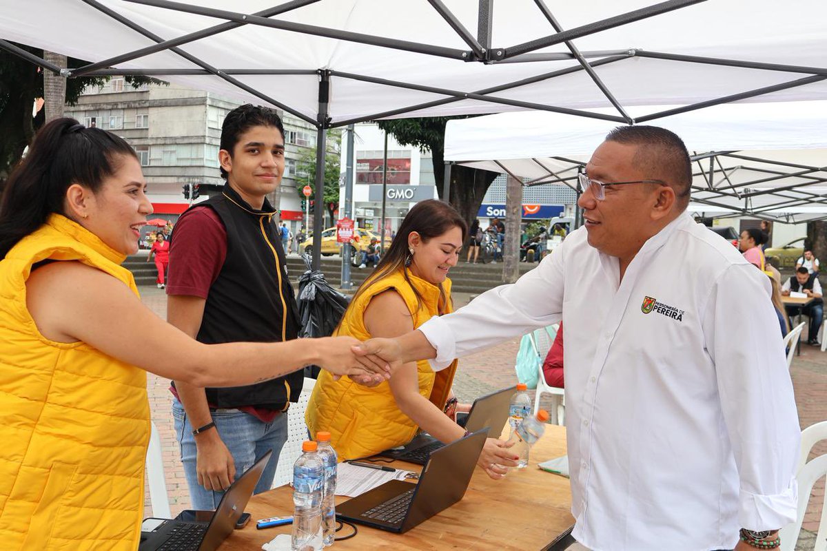PersoneriaPe's tweet photo. Trabajo articulado de la Personería de Pereira, junto a diversas entidades del sector salud y social. Se realizó una jornada clave de orientación en la Plaza de Bolívar. Durante el evento, los asistentes resolvieron dudas sobre el Sisbén, afiliaciones y rutas de atención. https://t.co/0qBG8o1LV3