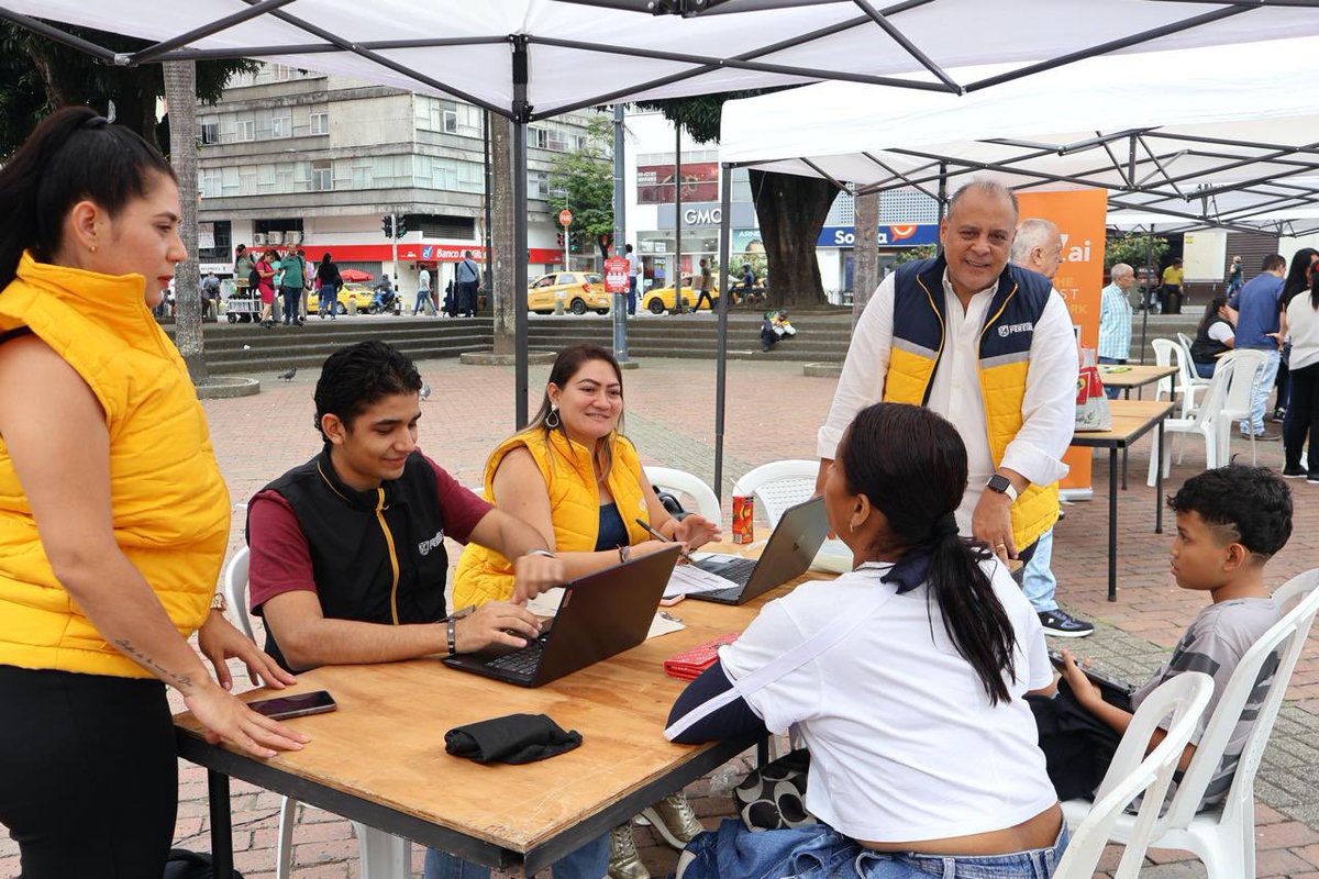 PersoneriaPe's tweet photo. Trabajo articulado de la Personería de Pereira, junto a diversas entidades del sector salud y social. Se realizó una jornada clave de orientación en la Plaza de Bolívar. Durante el evento, los asistentes resolvieron dudas sobre el Sisbén, afiliaciones y rutas de atención. https://t.co/0qBG8o1LV3