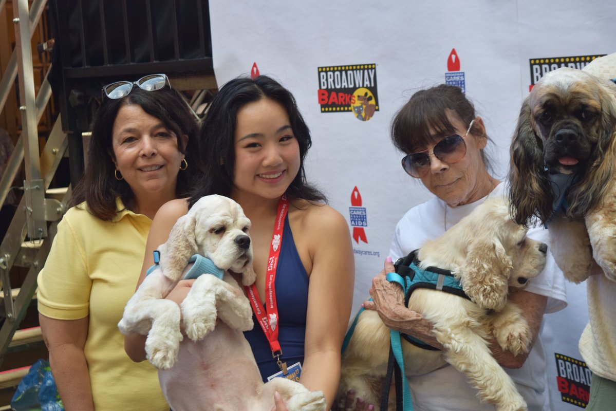 GillianBlum's tweet image. I had such a blast taking photos for @BroadwayWorld at Broadway Barks this year!!
Here are a few highlights, ft: Orville Peck, Fina Strazza, Sadie Sink, Amalia Yoo, Zoë Roberts, Claire-Marie Hall, and Helen J Shen 🐾🌟
(📸 Gillian Blum)
#BroadwayBarks @BroadwayBarks