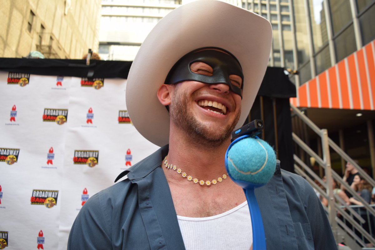 GillianBlum's tweet image. I had such a blast taking photos for @BroadwayWorld at Broadway Barks this year!!
Here are a few highlights, ft: Orville Peck, Fina Strazza, Sadie Sink, Amalia Yoo, Zoë Roberts, Claire-Marie Hall, and Helen J Shen 🐾🌟
(📸 Gillian Blum)
#BroadwayBarks @BroadwayBarks
