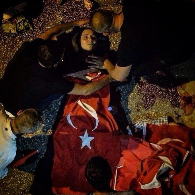 O gecenin kahramanları, devleti ehline teslim etti, 
şehitlerini uğurladı ve sessizce köşelerine çekildi..
#15Temmuz