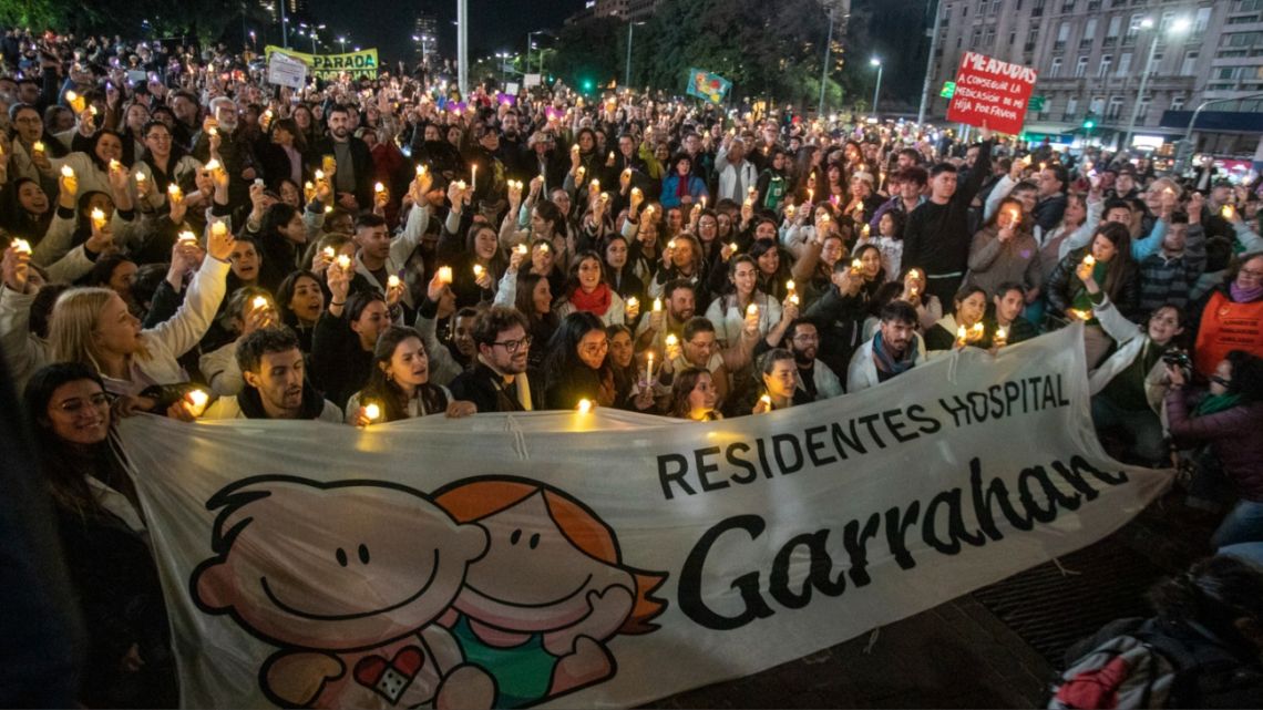 #LugonesVaciaElGarrahan y en salud el 70% de sus trabajadoras son mujeres, muchas son jefas de familia que deben recurrir al pluriempleo para cubrir lo más básico. Este jueves a las 16.30 h todxs a Congreso!