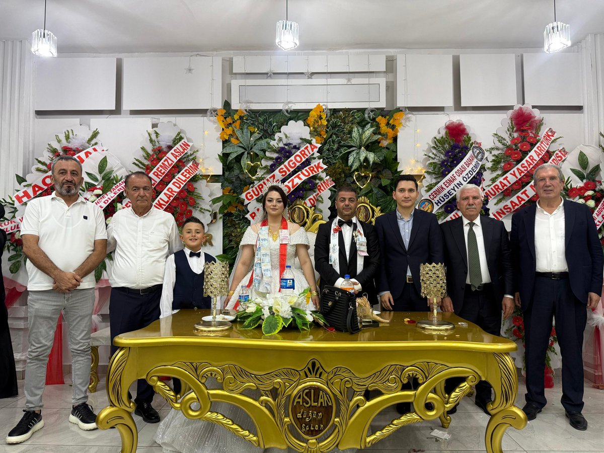 İlçe Kaymakamımız Sayın Adem Karataş ve Çüngüş Belediye Başkanımız Sayın Ali Suat Akmeşe ile birlikte Belediye Başkan Yardımcımız Sayın Edhem İpek’in kıymetli evladı Kenan ile dostlarımız Pamukci ailesinin kıymetli evladı Melisa’nın düğün törenine katılım sağlayarak