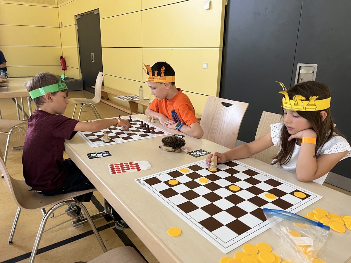 SchachfreundeH's tweet photo. Mit Schach Kinder glücklich machen - das war unser Ziel beim Kinderferienprogramm der Gemeinde Hünstetten. 
https://t.co/4Zhqmc0yf6 https://t.co/zGOcqqiGwn