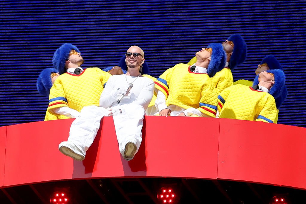 cali939's tweet image. 💥 #JBalvin took over the #MundialdeClubes halftime show con toda la energía🎤🔥 ⚽️🏟️
📸: Getty