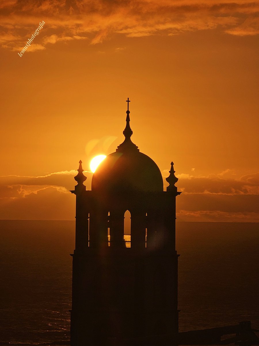 🔥 “En Garachico, cuando el sol empieza a caer, la torre de Santa Ana se alza como un coloso ancestral. En un duelo silencioso contra el ocaso, se atreve a morder el horizonte, robándole al día su último destello dorado.”  ....TENERIFE