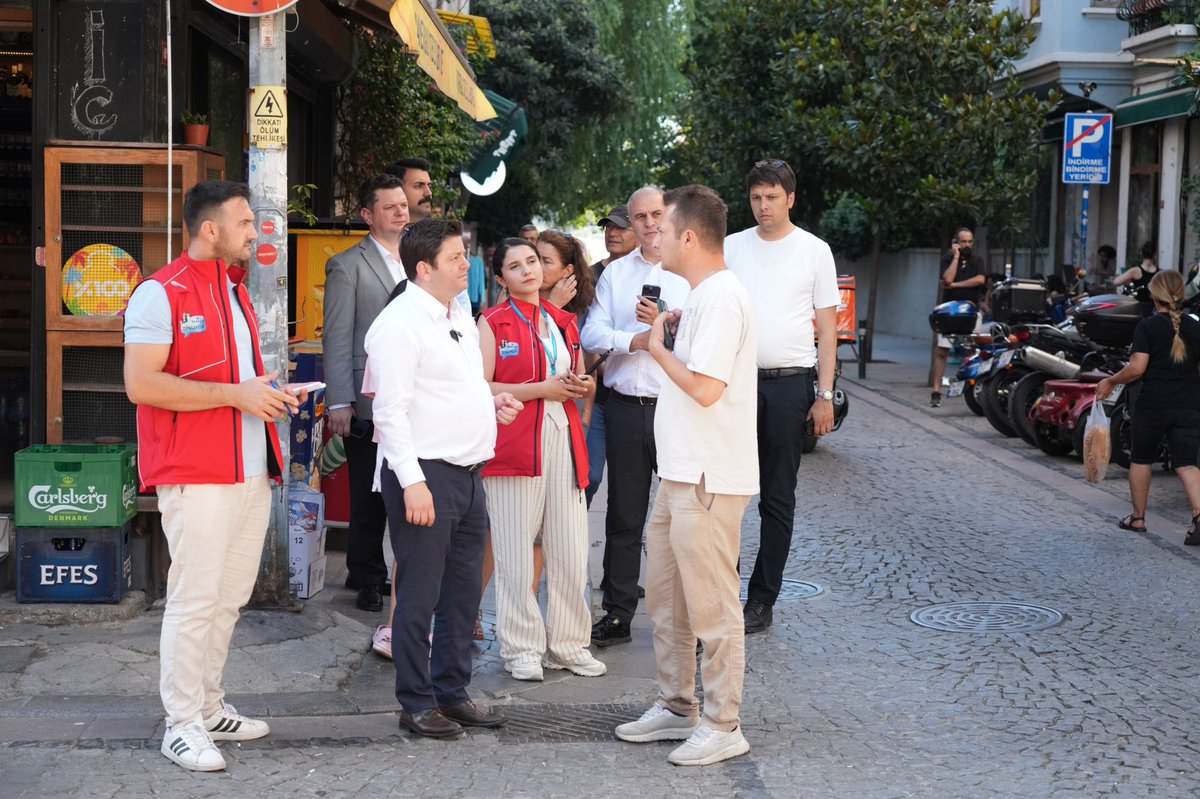 Bugün Başkan Sizi Dinliyor ekibimizle birlikte Rasimpaşa Mahallemizdeydik.

Saha gezimiz boyunca komşularımızla ve esnafımızla sohbet ettik, öneri ve taleplerini dinledik. Mahallemizin ihtiyaçlarını yerinde gözlemleyerek gerekli çalışmaları hızla başlatmak üzere notlarımızı