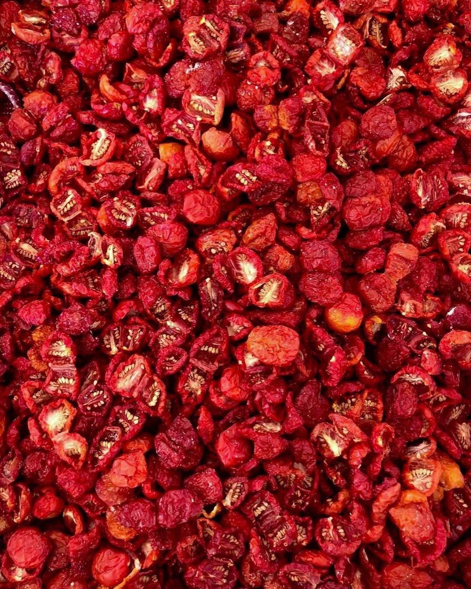 TasteAtlas's tweet image. Traditional sun-drying of tomatoes in Southern Italy 🇮🇹
tasteatlas.com/tomatoes
The traditional sun-drying of tomatoes in Southern Italy, particularly in regions like Puglia, Calabria, and Sicily, is a time-honored process that takes advantage of the region's hot, dry…