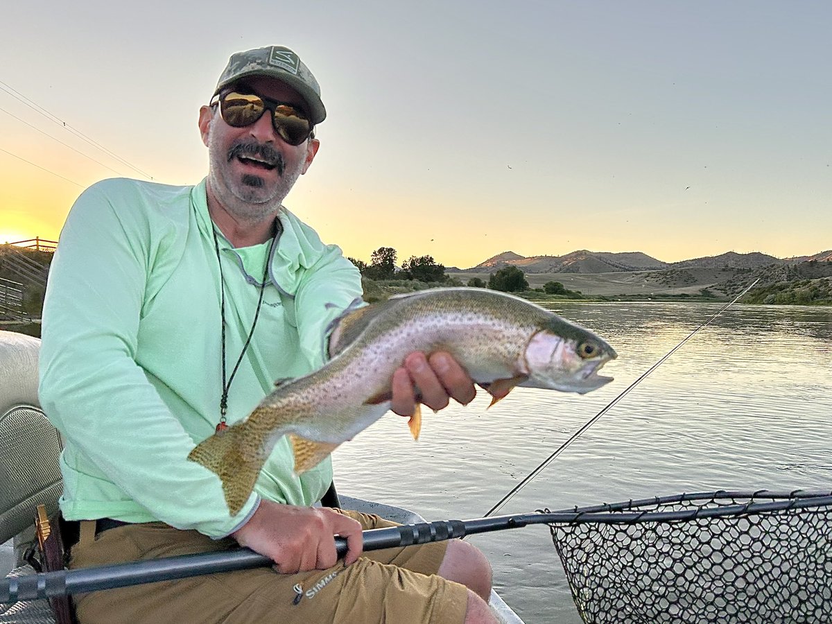spokaneflyshop's tweet image. The crooked caddis eater. Bo on the Mo’ this past weekend finding one of the strangest looking rainbows I’ve ever seen. Apparently the fish’s broken back didn’t slow him down from chowing down a caddis off the surface.

#flyfishing #flyfish #fishing #dryfly #silverbowflyshop