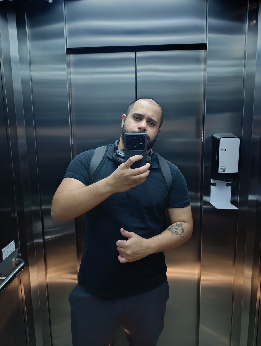 posição do pra mostrar a tatuagem do Hollow Knight, que eu amo