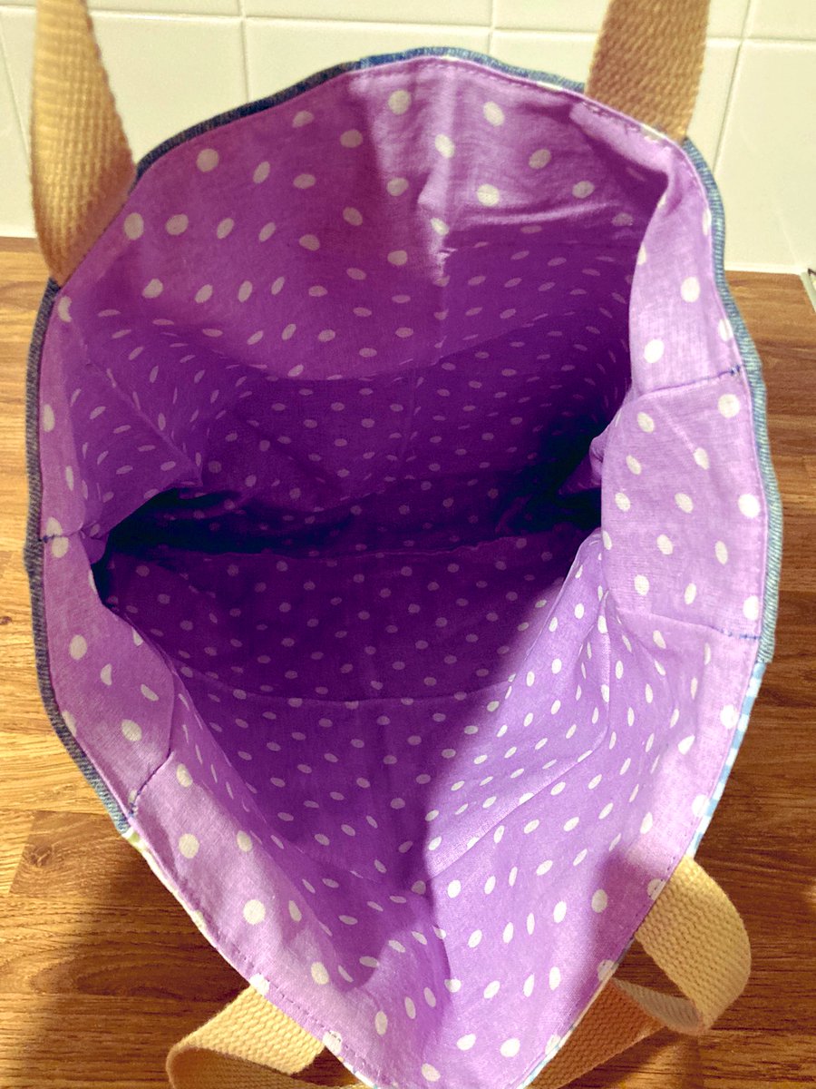 My latest sewing project. Cute little shopping bag. Floral patchwork and denim with a polka dot lining and beige webbing handles. Mumsie has let me use her heavy duty sewing machine to try out. Makes going through the layers of fabric so much easier 👌🏽🛍️