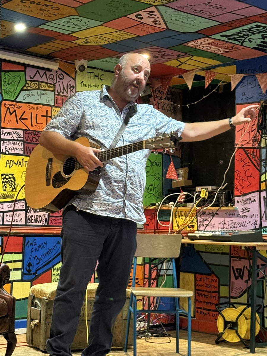 Noson wefreiddiol yng nghwmni Jo a’r ddau Neil wrth i Gaerfyrddin ddathlu gwaith y ddau lenor medrus, Jo Heyde a Neil Rosser. Prynwch Chwarter Eiliad (Cyhoeddiadau Barddas) i gael blas o’r noson. Cân, cerdd a laff ar nos Lun.