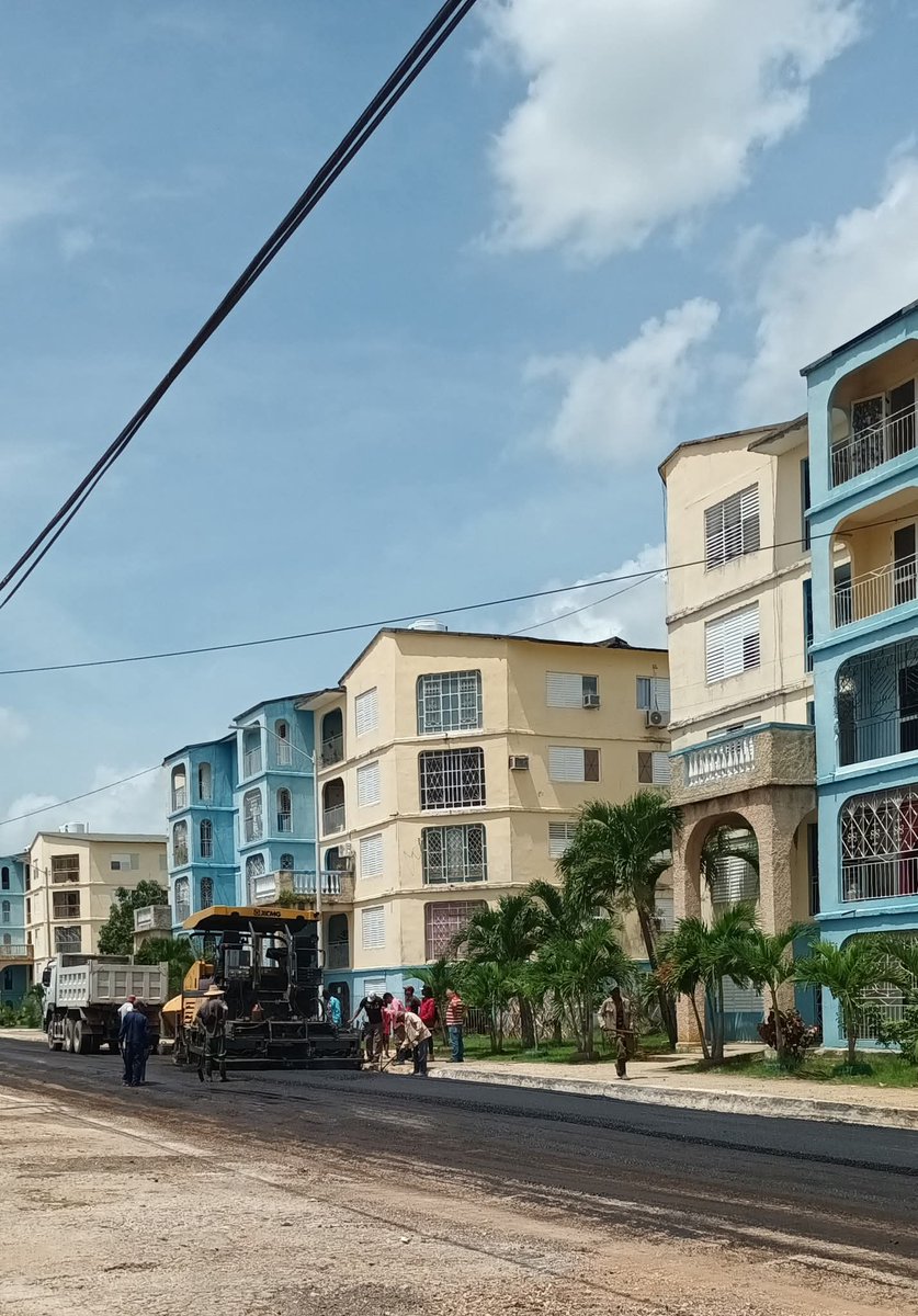 Los constructores de la Empresa <a href="/Conavil_ECM/">CONAVIL - Empresa de Construcción y Montaje</a>   siguen dejando su huella en #CiegoDeÁvila.🚧✨  
📌 Pavimentando vías clave.  
📌  Desarrollo local con calidad.  
¡Así se trabaja #CiegoEn26! 💪🏗️
#CubaEstáFirme