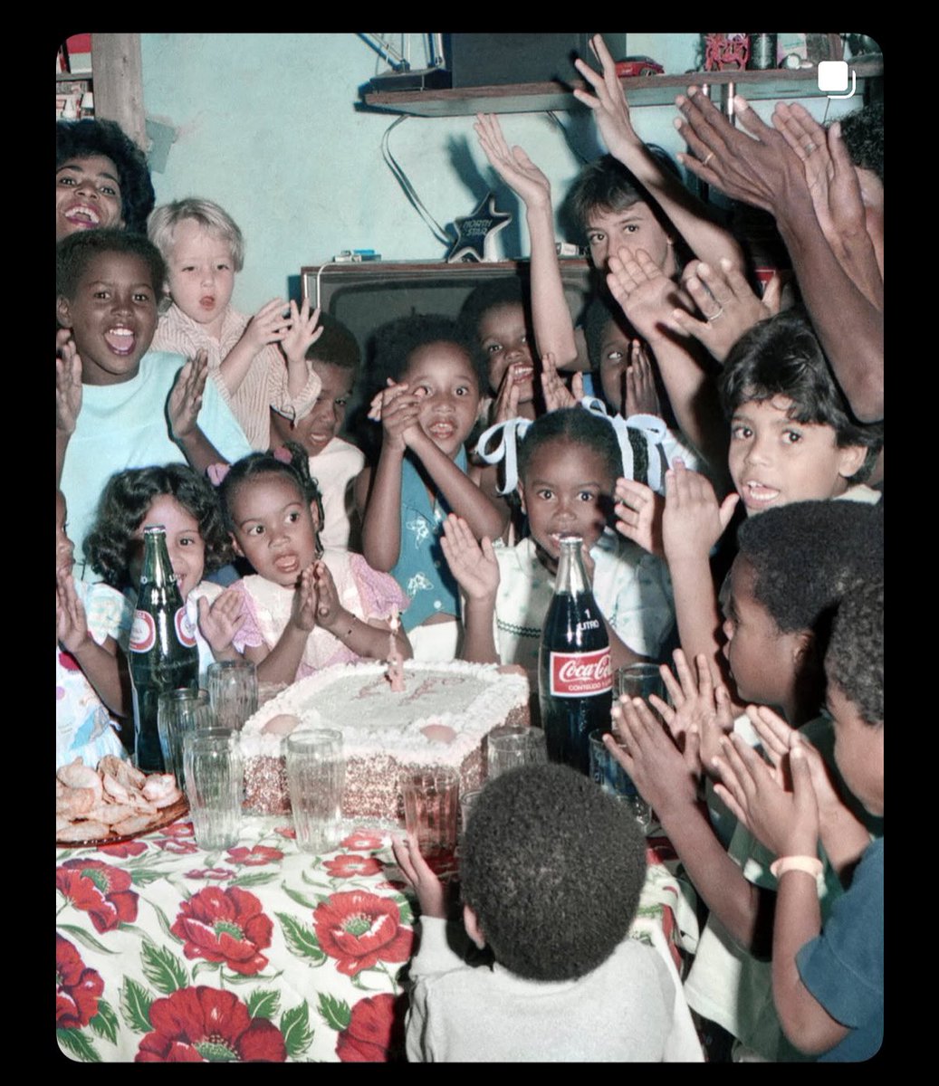 as fotos de antigamente eram muito mais interessantes pra gente guardar recordações das festas 🥹