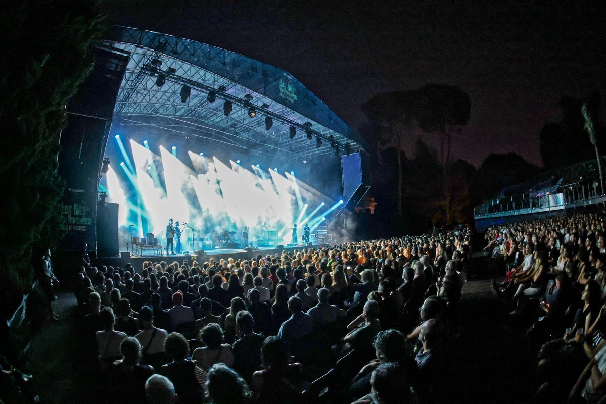 @bethgibbonsofficial ens va regalar una actuació íntima i enigmàtica que va captivar el públic 🌫
 Amb una veu profunda i plena d’emoció, Beth va crear una atmosfera única i molt especial. Un concert delicat però intens, que va deixar una empremta inesborrable.