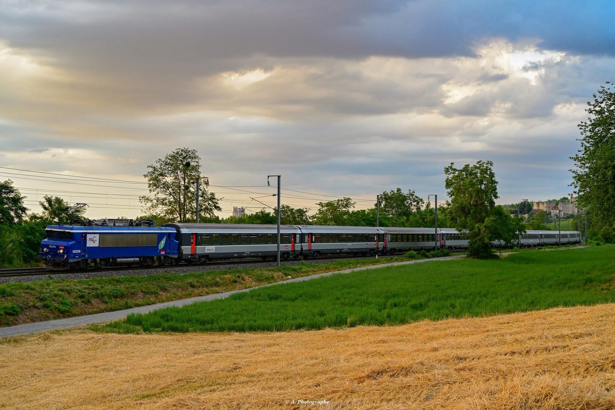 Après un week-end en région parisienne retour de la 22218 PAC au train n°5979 Paris/Clermont avec 14 voitures dont 3 voitures corail Intercités.