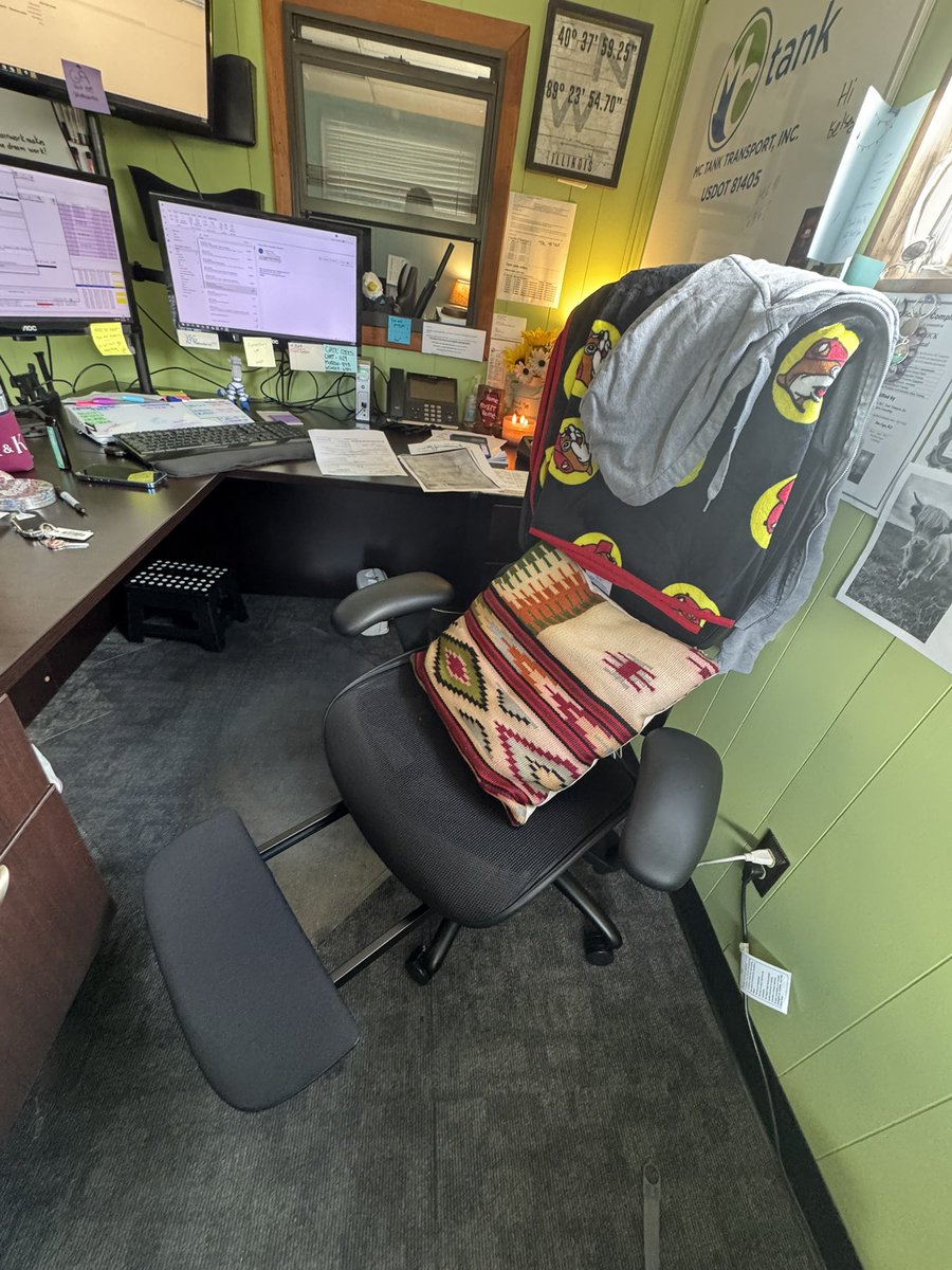 KwarrickReal's tweet image. When anxiety plays games. 

Took last week off. The whole week I felt guilty and worried I was going to get fired 🤦🏼‍♀️

I got to work today and my boss bought and put together a $300 chair for me and a new shelf. 

Guess I’m not fired 🥹

#putyourselffirst
#anxousthoughts
#newchair