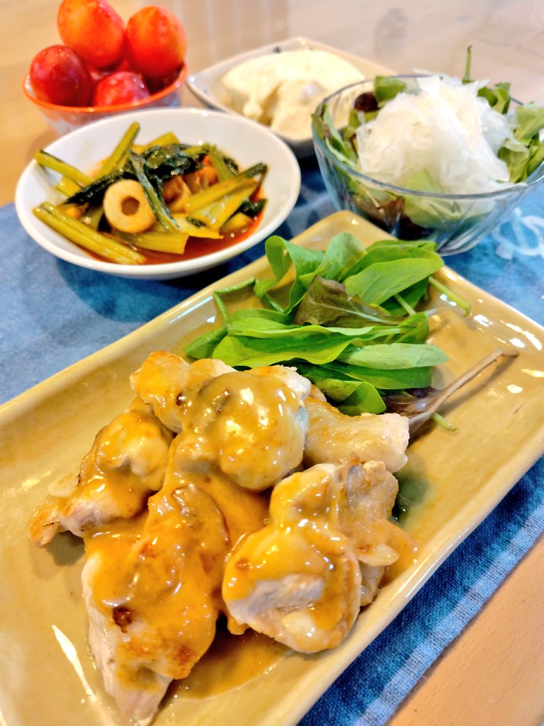 おはようございます🌻
今さら晩ご飯🍴
☆手羽とろﾊﾆｰﾏｽﾀｰﾄﾞ🍗
☆小松菜と竹輪の甘辛炒め
☆玉葱サラダ🥗
☆おぼろ豆腐🥢
☆プラム🍑
簡単ﾒﾆｭｰでした！手羽とろ安くて助かる👛💕
台風🌀お気を付けて〰😵
今日も宜しくお願いします
#節約メニュー
#酒が旨い
#今さら晩ご飯