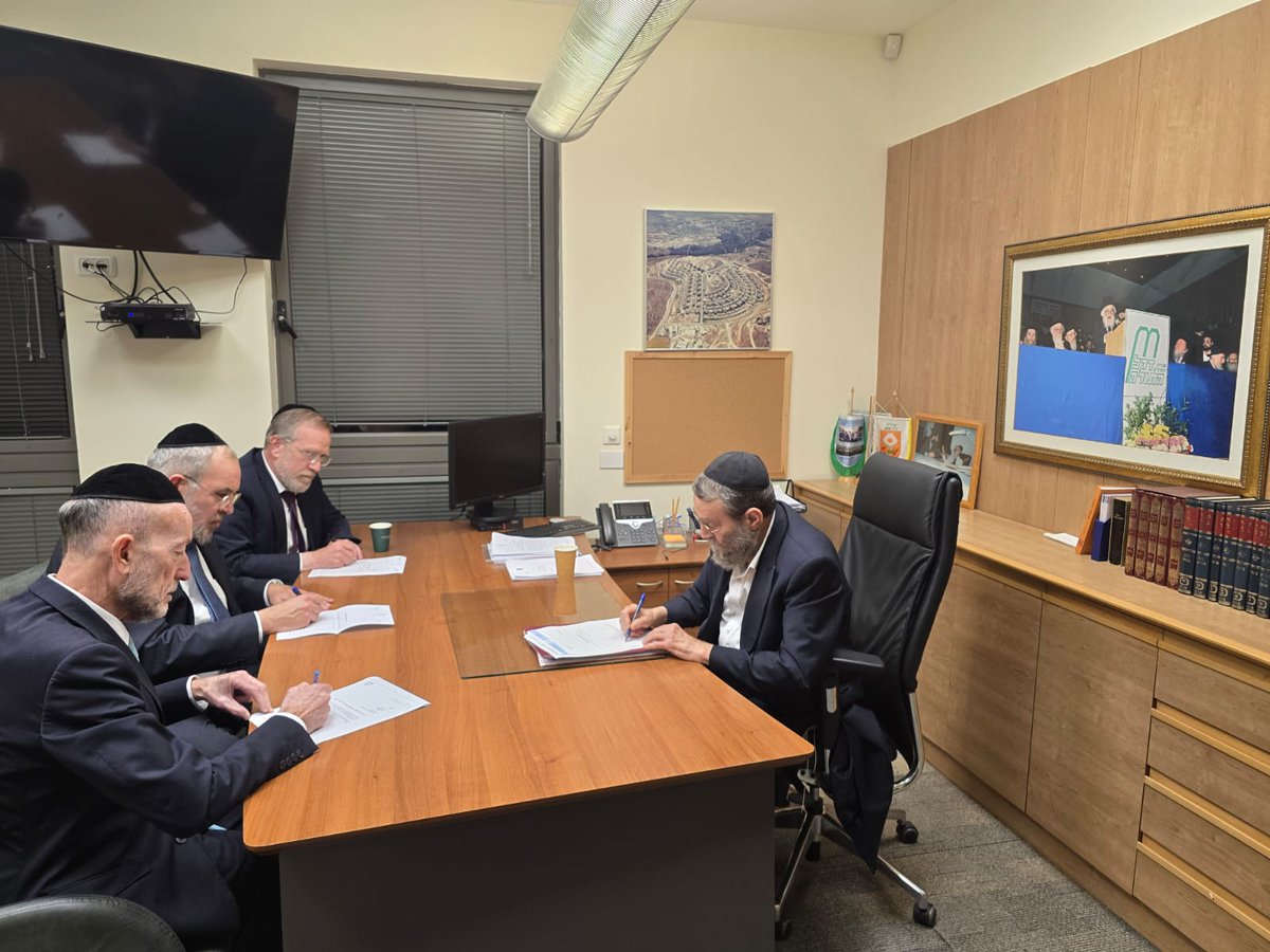 AkivaWeisz's tweet image. דגל התורה: בהוראתו הרבנים לנדו והירש ולאחר שהממשלה הפרה פעם אחר פעם את התחייבויותיה לדאוג למעמדם של בחורי הישיבות הקד' השוקדים על תלמודם - חברי הכנסת של דגל התורה, הודיעו כעת על התפטרותם מהקואליציה והממשלה.