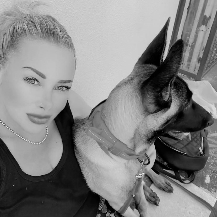 S3r3n4Wolf's tweet image. Essere amati da un malinois e’ un altro  tipo di amore …vuol dire avere due ombre e una guardia del corpo costante,vuol
Dire sentirsi al sicuro .