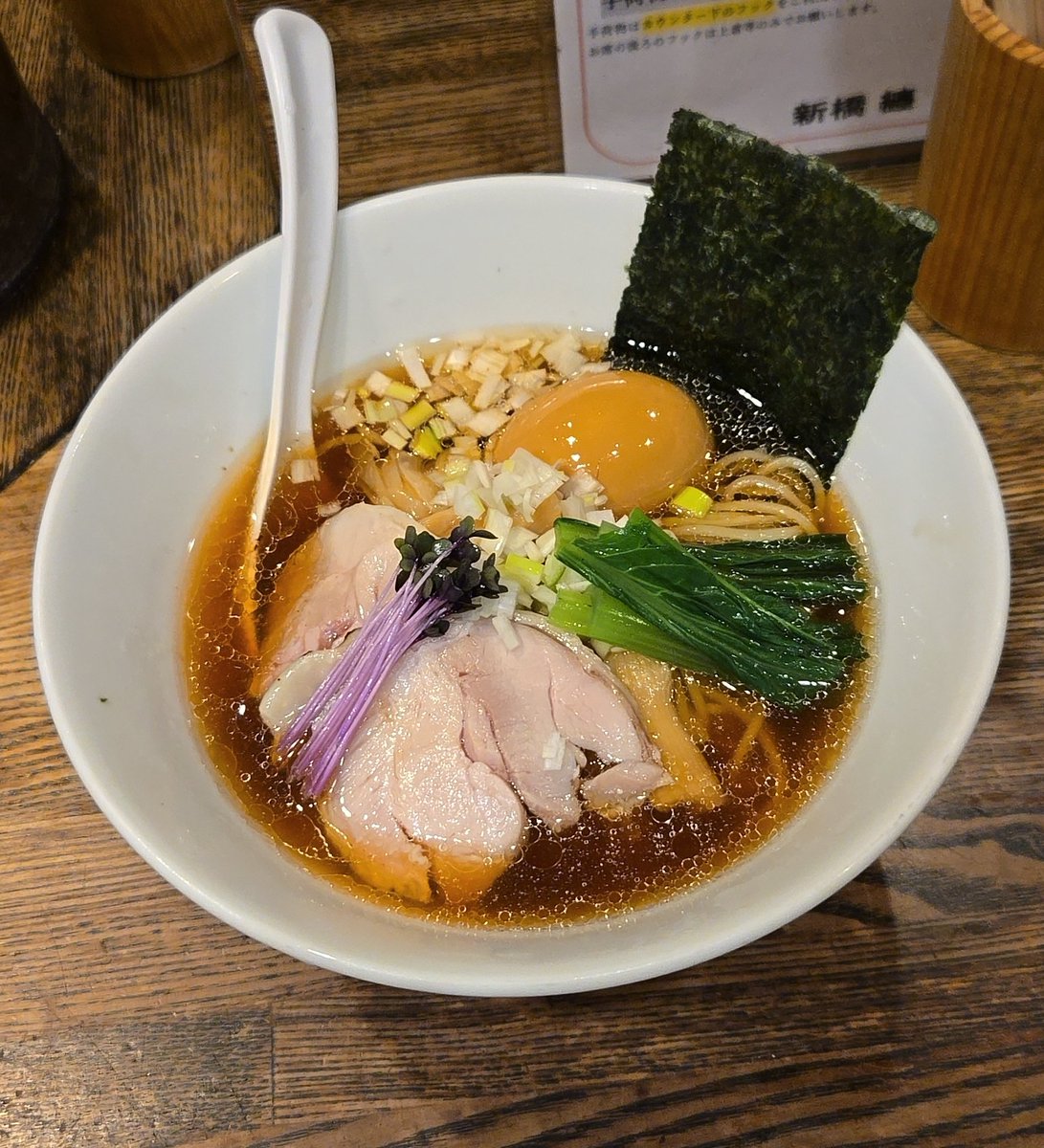 KaizokuoMa's tweet photo. 【新橋 纏】新橋
限定 冷やし鯵そば+味玉
訪麺🍜酷暑を打破する華やかな冷製soup！ほんのりビターな甘味のある鯵の旨味…香味際立つコク深い味わいと余韻がじんわり浸透する珠玉の逸杯♪めっちゃウマ──ッ!!
冷水で〆られた喉ごしよき三河屋さんのツルパツ中細麺&amp;炙った鶏🥩も絶品🥰
超絶美味‼️🙏💥💯 https://t.co/n8KiwUvSMK
