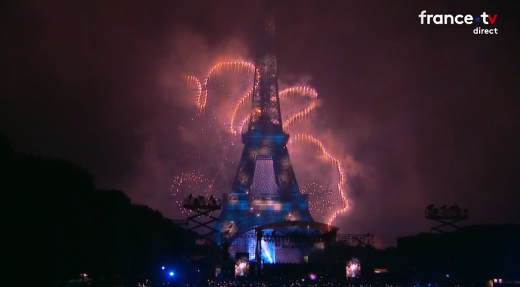 isabelle_denuit's tweet image. Je viens de regarder le feu d'artifice de la #tourEiffel (à la télé, j'aime pas la foule) et j'ai vu, consternée, un rideau de smartphones levés.
Vous ne pouvez pas PROFITER avec vos yeux et lâcher votre fucking addiction dix minutes, bordel ?!?
#Paris #14Juillet