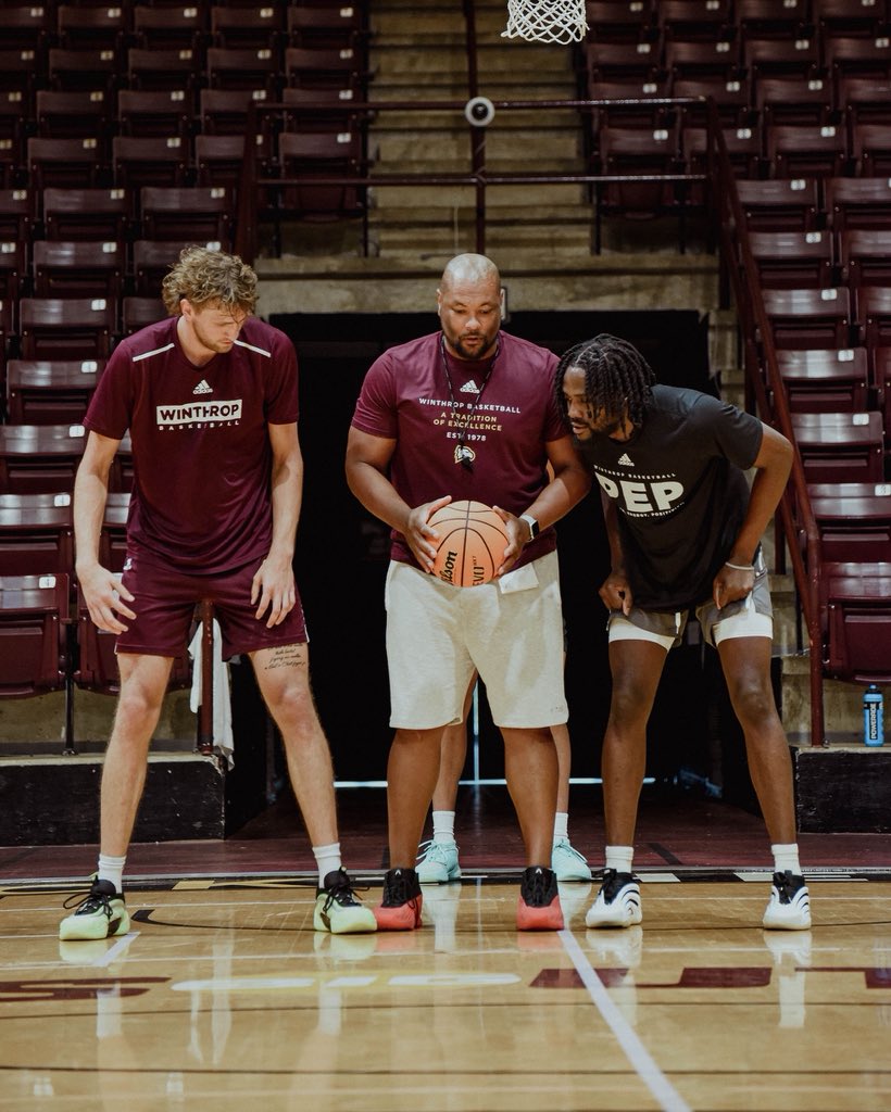 Winthrop_MBB's tweet image. Staying Sharp. 

#ROCKtheHILL