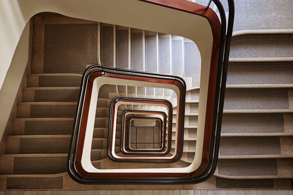 abakcus's tweet image. The beautiful geometry of Budapest's staircases. They are like time machines. behance.net/gallery/847955…