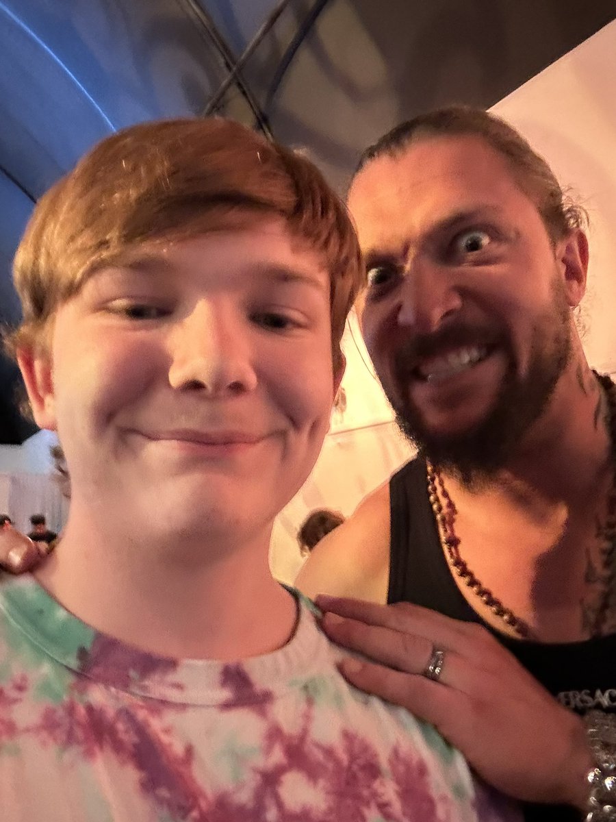 I'm so glad <a href="/realKILLERkross/">Kevin Robert Kesar</a> is getting the recognition he deserves, this pic was taken at bey for benefit, I had gotten in line just to hug the man after realizing id have to pay for a pic, he then went out of his way to make sure I got a picture for free and made my night