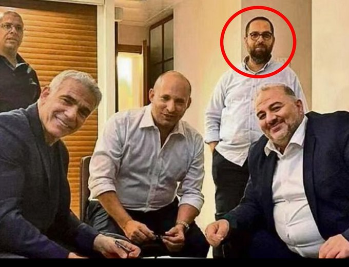 SweetBennet's tweet image. לילה שחור.
עוד משפחה קיבלה עכשיו את הבשורה הנוראה על נפילת בנם בעזה. אצלם חושך.
באותם רגעים ממש, רשם העמותות מנסה לפגוע בברית המשרתים שלנו בראזי עיסא הנמרץ ובעמותה שאותה הוא ממנכ"ל "סיוע 48"
כאן אתם רואים את ראזי הגבר במעמד חתימת הסכם הקמת ממשלת המשרתים האחרונה
אנחנו נחזור