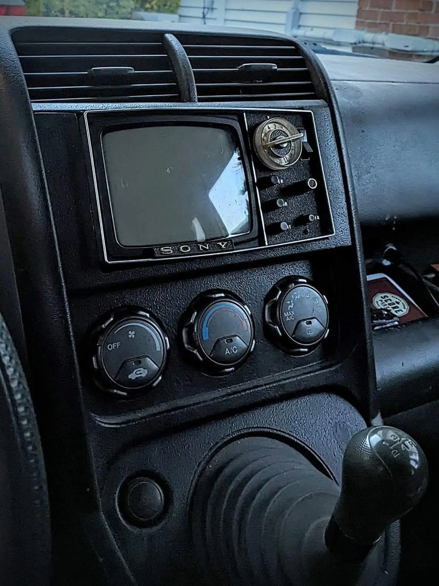 metothethey's tweet photo. Du Sony 5-303W Micro TV de 1962 niché dans une Honda 2004 aux écrans LCD, puis HD et OLED..

Ne pas confondre Disruption &amp; Innovation.

✅ Les deux transforment &amp; créent de la valeur.
 
❌ La 1ere remplace l'existant tandis que la 2nde l'optimise. 

#TopTarget https://t.co/Q5ntSwplwY