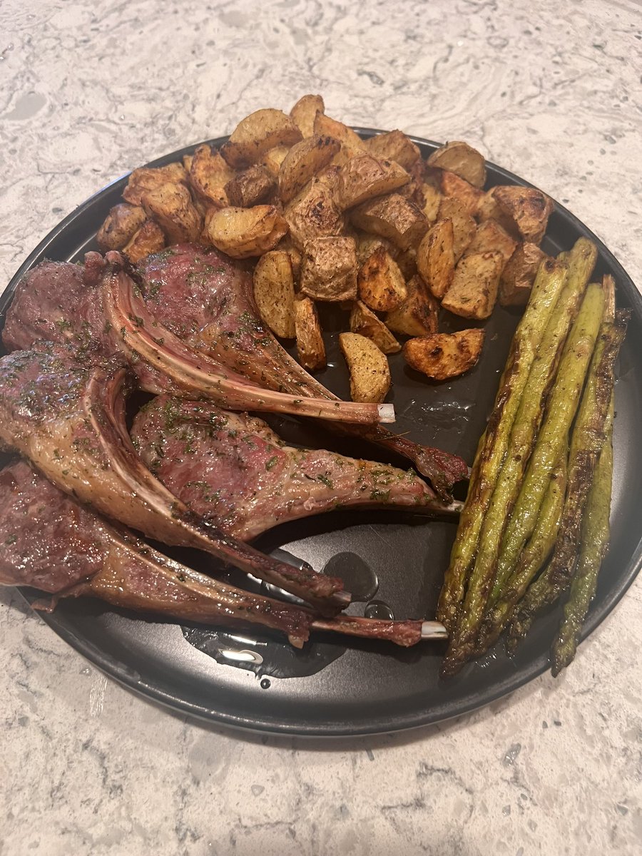 Food Post Du Jour:
-Lamb Chops 🐑
-Roasted Potatoes 🥔 
-Asparagus