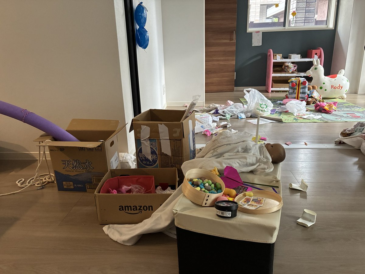 7 Tage noch. Die Wohnung muss nun endgültig leer werden. 
K hat nach 4 Wochen Spielzeug Entzug heftige Ausbrüche an Kreativität. Inzwischen nutzt sie die ganze Wohnung für ihre Kunst. Ich weiß also nicht mehr genau wo ich Wichtiges suchen muss 🥴