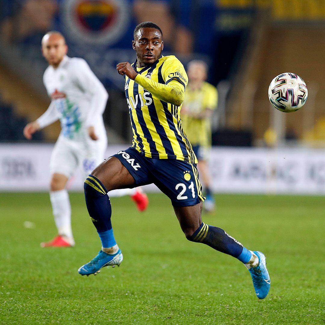 💛💙Osayi Samuel: Fenerbahçe’den ekmek paramı kazandım, aileme de bu sayede iyi bir hayat verdim. Benim ağzımdan Fenerbahçe için asla ama asla kötü bir laf çıkmaz Yeni sezon için de başarılar dilerim. Umarım bu sezon Fenerbahçe şampiyon olur. Çünkü bunu sonuna kadar hak ediyorlar