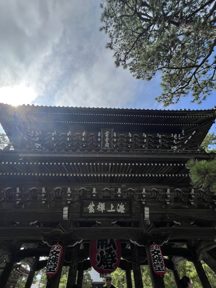 k_tamago_power's tweet image. 【知恩寺】
伝説では文殊菩薩はこの地で千年間もの間説法をされ、龍神をことごとく改心させ人々を護る善神へと導かれたそう、その後神々は文殊菩薩の持たれる如意に乗って海へ降りられ、その如意が浮かんだものを天の浮橋うきはしといい、ここに龍神が一夜にして土を置き天橋立となったのだそう✨