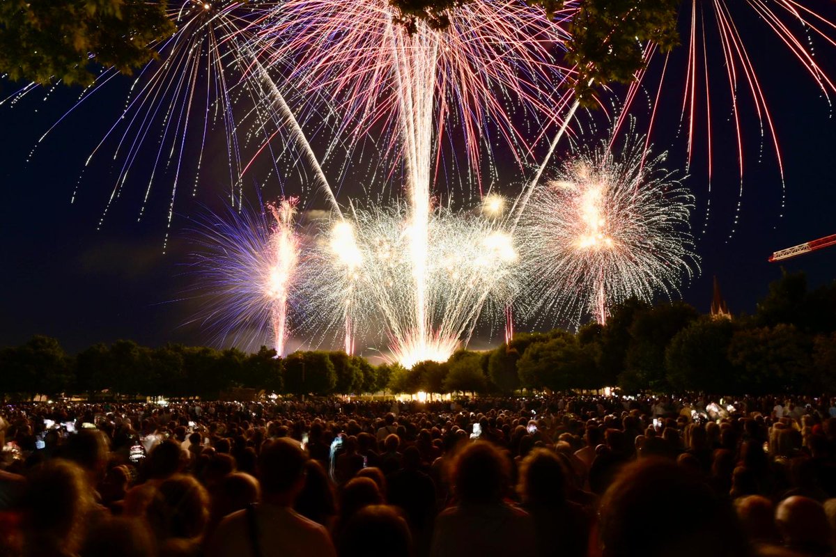 [14 juillet 🇲🇫] Feu d'artifice à #Niort Beaucoup de monde au rendez-vous ! Spectaculaire ! 😃