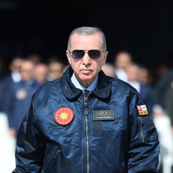 Sayın Cumhurbaşkanımız...

Her daim bir emrinize bakarız...