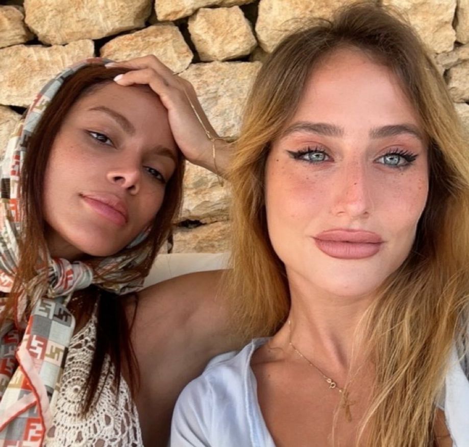 QGdoPOP's tweet photo. Anitta e Bruna Griphao juntas em Ibiza. https://t.co/pUxkqwnJtO