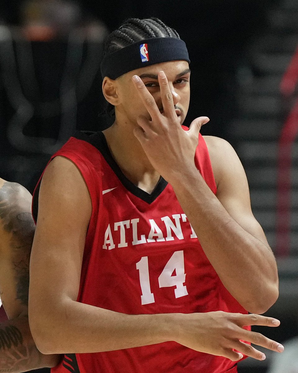 Ontem, Asa Newell fez simplesmente isso aí na sua 2ª partida com a camisa do Hawks na Summer League:

➠ 18 PTS, 11 REB e 01 BLK.
➠ 7/9 FG [78%] e 4/5 3P [80%].

Vamos analisar seu desempenho, pegar alguns recortes pré-draft e falar um pouco sobre toda a trajetória dele até o