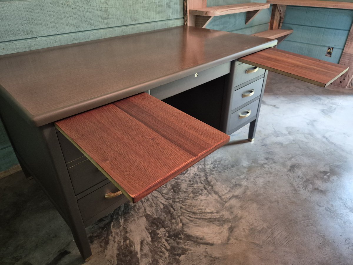 DustinFrye2991's tweet photo. New fully restored 1950s Executive desk now available! 
#furnituresale #ModernLiving #restored https://t.co/Vyz2wWYXgN