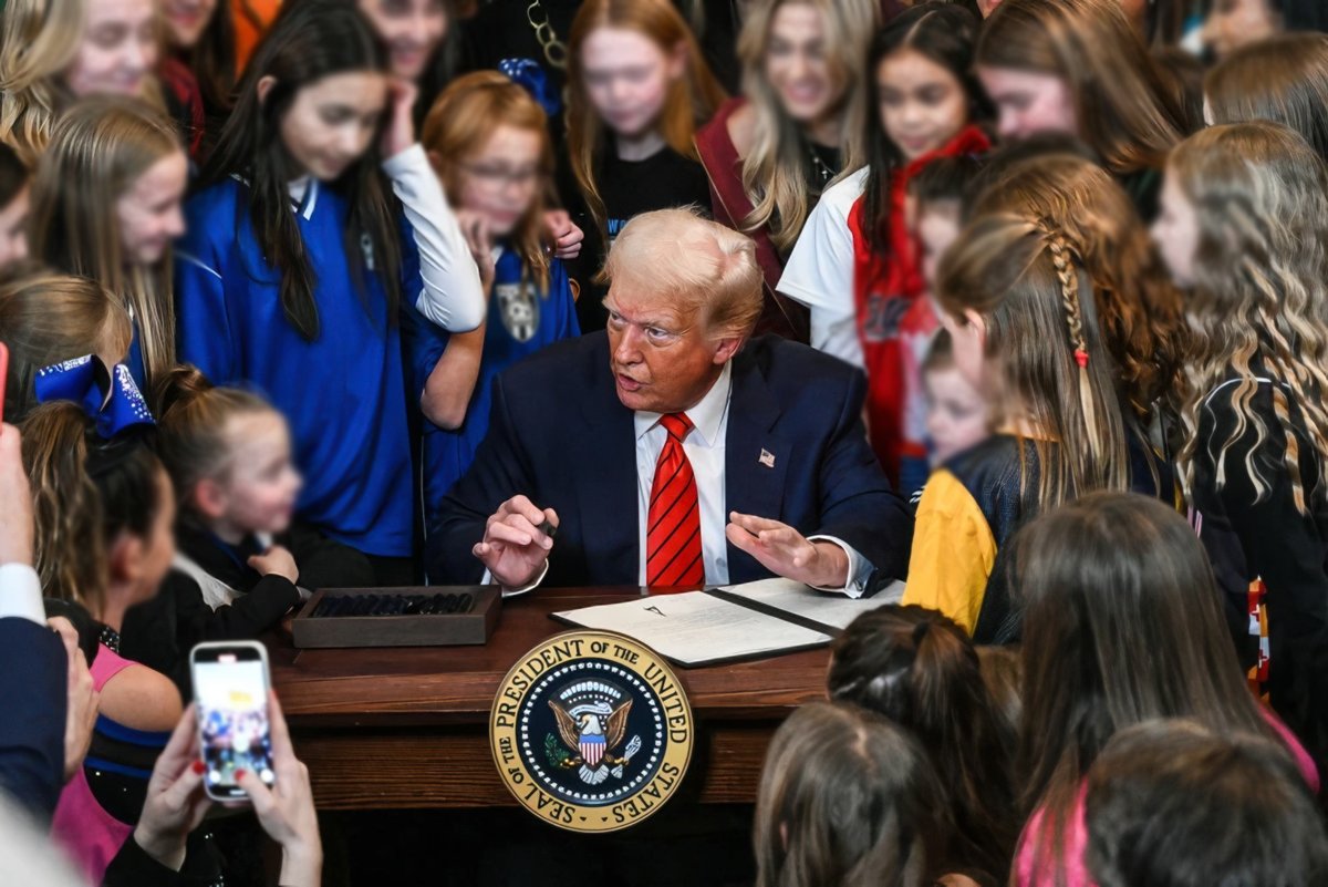 Why do so many people suspect Donald Trump of being a pedophile?

Let’s walk through the documented history—his words, his actions, his associations.

None of this is theory. It’s all on the record.

BOOKMARK THIS THREAD 🧵