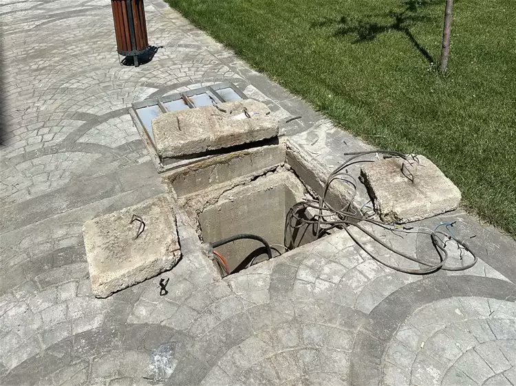 Süleyman Karagil..
20 yaşında..
Kütahya Merkez'de bir sitenin aydınlatma ve havuz bakımı için indiği kuyuda elektrik akımına kapıldı..
20 gündür tedavi gördüğü hastanede hayatını kaybetti..
Aslanapa Örenköylü..