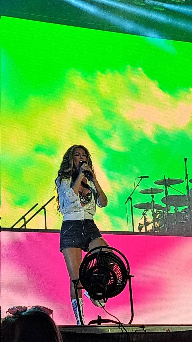 Mrsdruer's tweet photo. @Move100Ottawa @ShaniaTwain @siskphoto Amazing night so happy I got front for this https://t.co/hFsK8B7lpH