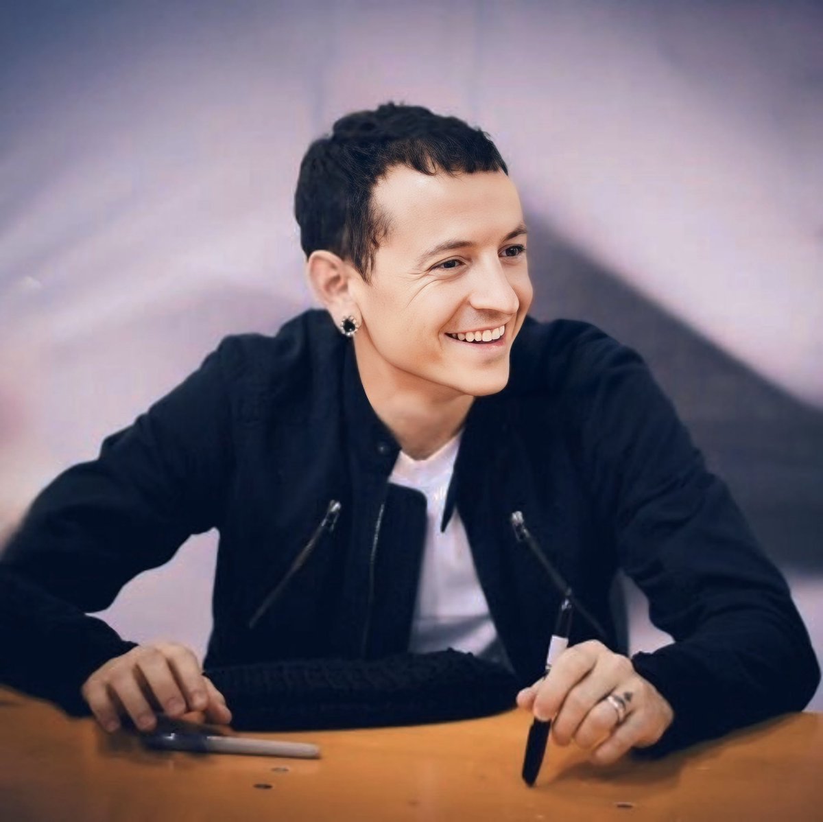 Julia_Shadow's tweet image. Just our favorite incredible Chester.
I want Him to smile at all of us the way He always has. And even though it's July and the 20th is coming up. This magical smile lives on in our hearts.
#ChesterBennington #Chester #CelebrateChesterLife